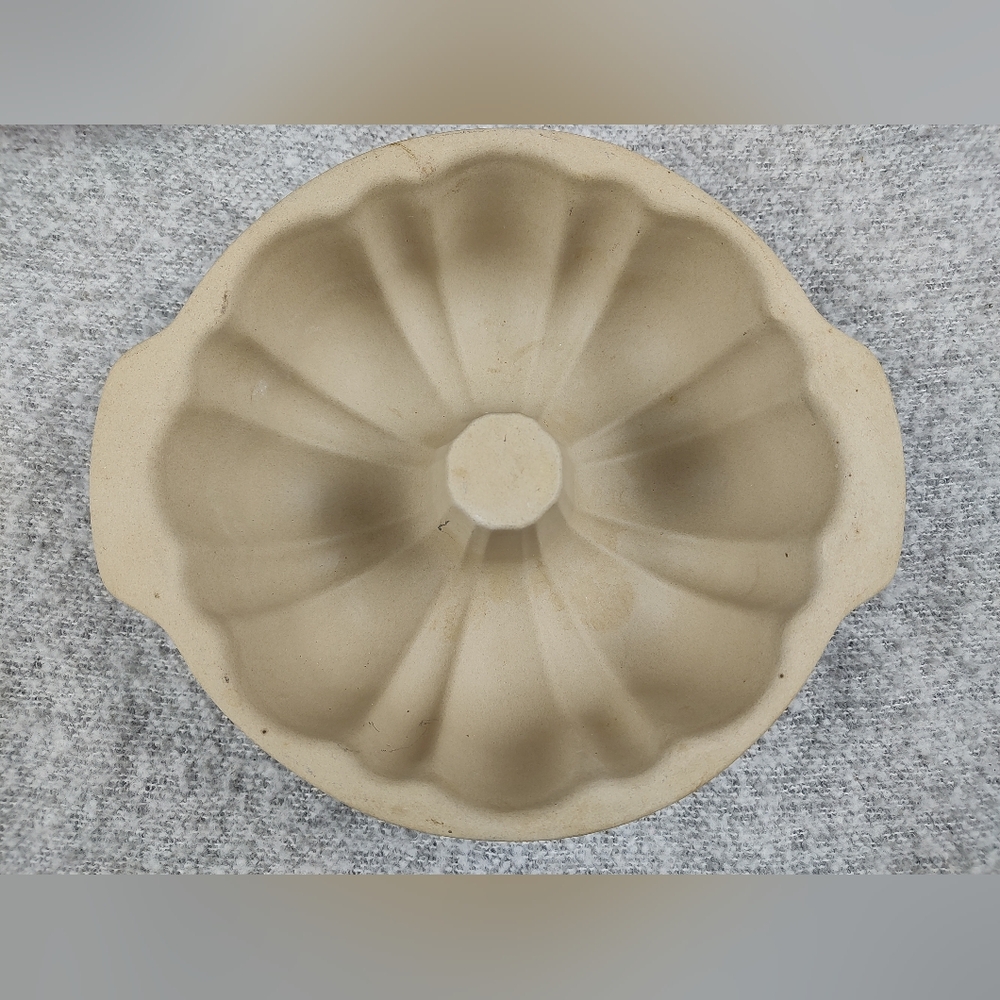 The Pampered Chef Beige Bundt Cake Pan Bake Mold Stone - Picture 2 of 6